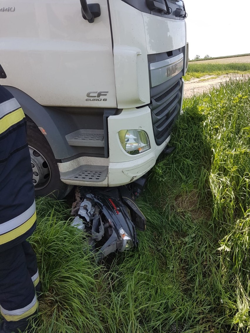 Wypadek ciężarówki i skutera w Szembruku [zdjęcia]