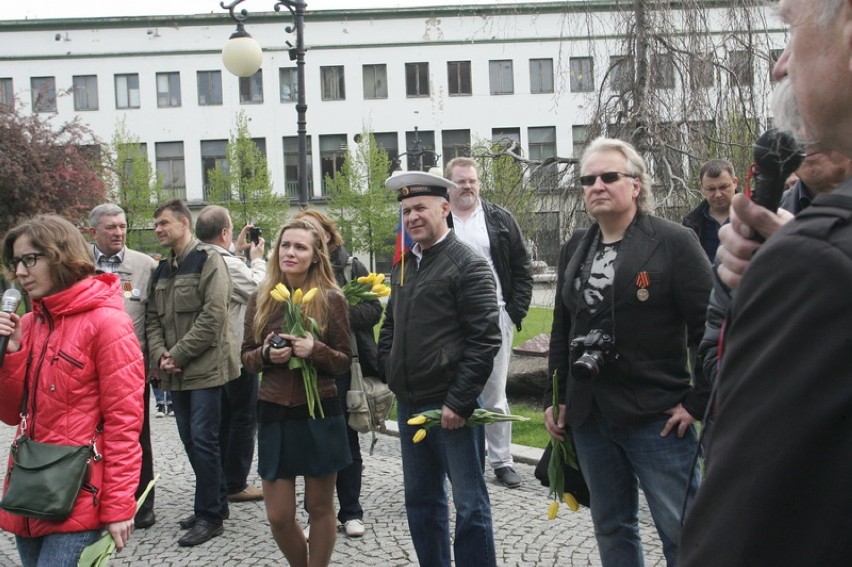 Rosjanie złożyli kwiaty pod legnickim pomnikiem (ZDJĘCIA)