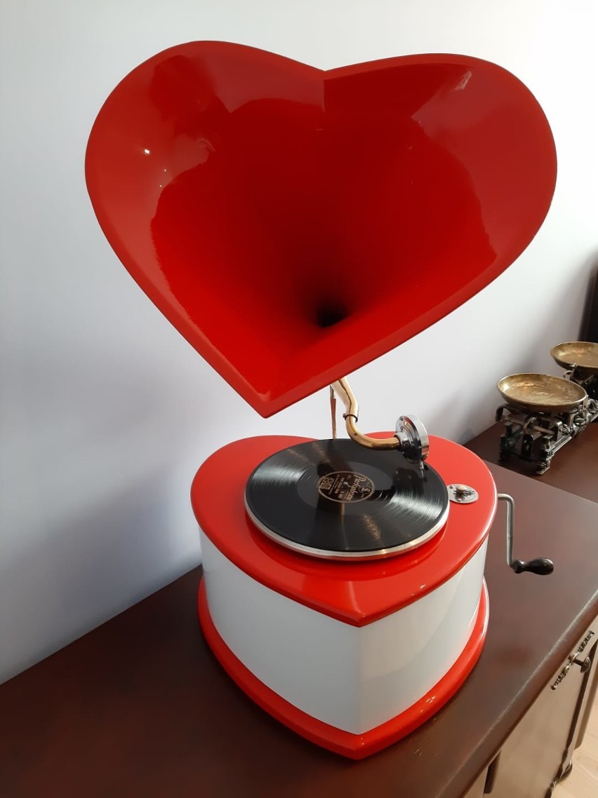 Gramofon w kształcie serca jest do wylicytowania na stronie...