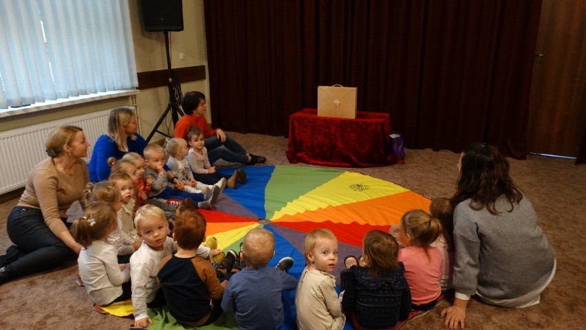 Maluchy z obornickiego żłobka odwiedziły Bibliotekę Publiczną w Obornikach