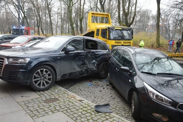 Pijany mężczyzna kierując samochodem bmw staranował 10 innych samochodów. Do zdarzenia doszło w niedzielę rano.