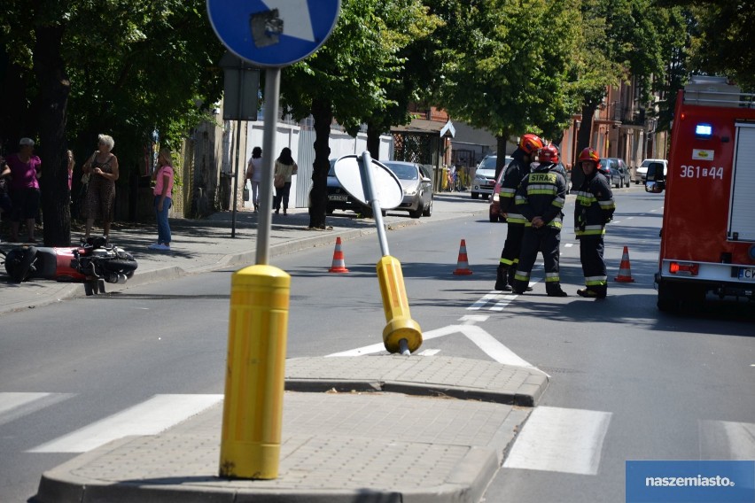 Wypadek na ulicy Stodólnej we Włocławku. Kierujący skuterem był pijany! [zdjęcia, wideo]