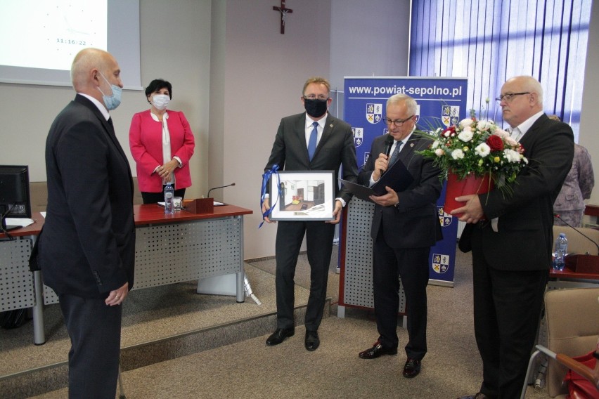 Władze powiatu sępoleńskiego podziękowały dyrektorowi...