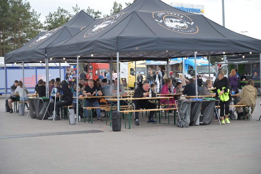 Tak wygląda festiwal food trucków w Grudziądzu. Na parkingu...