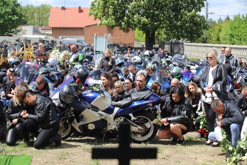 Tłumy na pogrzebie motocyklistów. To ofiary wypadku pod...