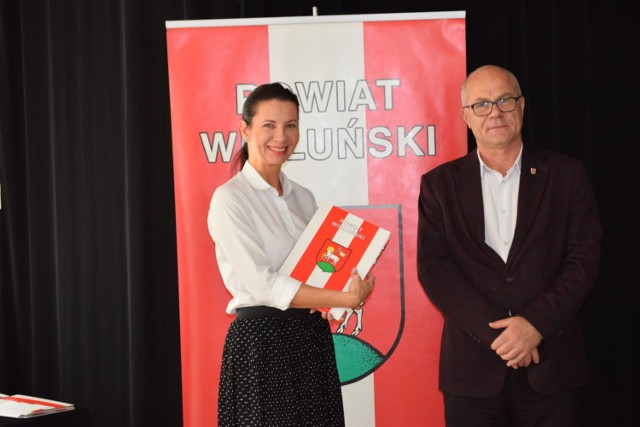 Kamila Prange, dyrektor Zespołu Szkół nr 3 w Wieluniu odbiera gratulacje i podziękowania od starosty Marka Kielera