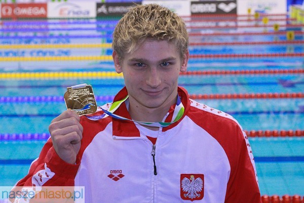8 -11 grudnia - Radosław Kawęcki, z czasem 1.49,15, zdobył w wyścigu na 200 m stylem grzbietowym złoty medal pływackich Mistrzostw Europy na krótkim basenie w Szczecinie. Drugi złoty medal - z czasem 50,43 - zdobył na tych samych Mistrzostwach w wyścigu na 100 m (również stylem grzbietowym).