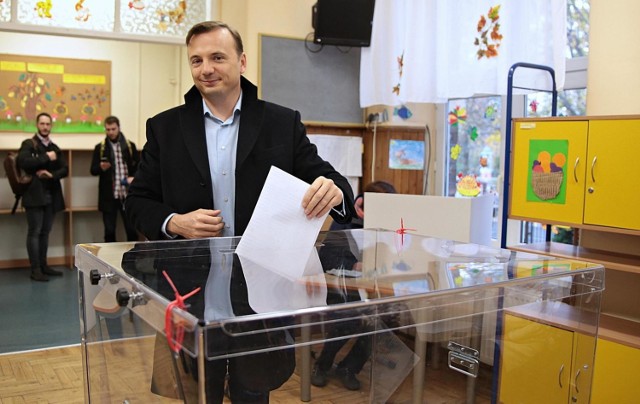 Łukasz Gibała podczas oddawania głosu w wyborach samorządowych