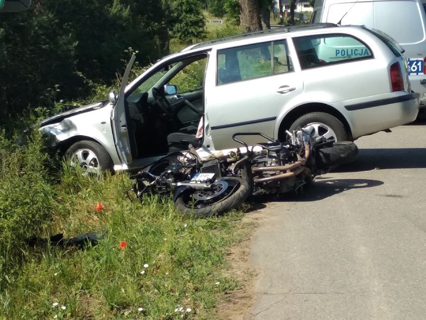 Zderzenie motocyklu z osobówką w Szydłowie. Motocyklista walczy o życie! 