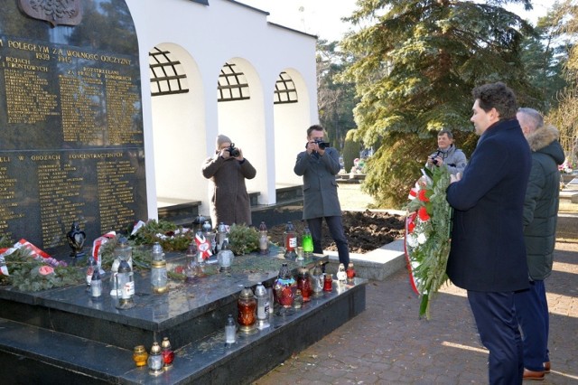Prezydent Lucjusz Nadbereżny i przewodniczący Rady Miejskiej Stanisław Sobieraj przy mauzoleum