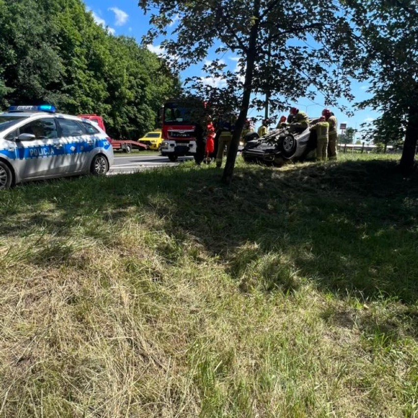 Wypadek w Dąbrowie Górniczej. Samochód dachował na DK 94 - zobacz ZDJECIA