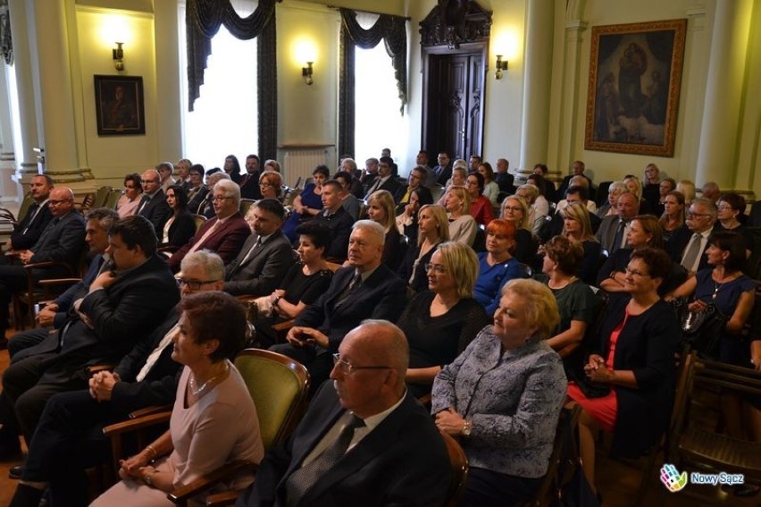 Pedagodzy zostali nagrodzeni przez prezydenta Nowego Sącza