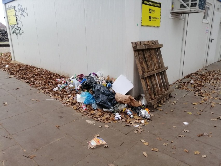 Sterta śmieci przy wejściu na stację w Goleniowie. Nie ma kto posprzątać?