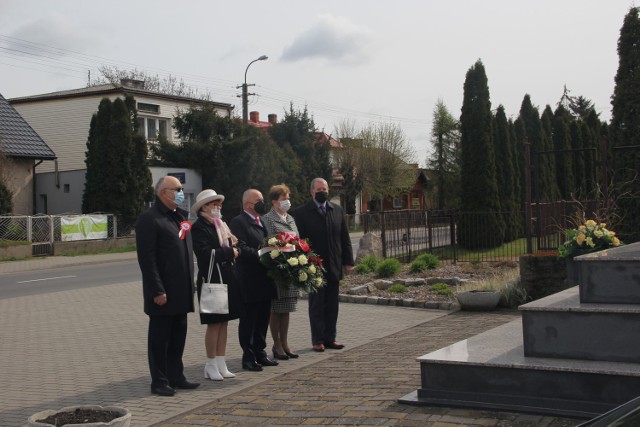 Przedstawiciele gminnych władz samorządowych złożyli kwiaty pod pomnikiem poświęconym bohaterom poległym i pomordowanym w walce zaborcą.