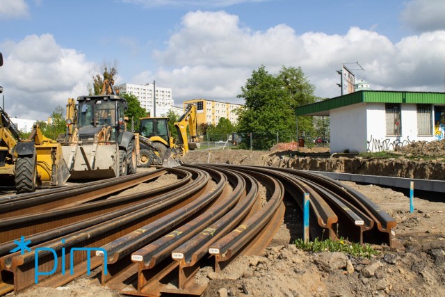 Na pętli tramwajowej można dostrzec już pierwsze efekty prac związanych z przebudową. Prace, które tam trwają to jeden z pierwszych etapów budowy tramwaju na Naramowice. Przejdź dalej i zobacz kolejne zdjęcia --->