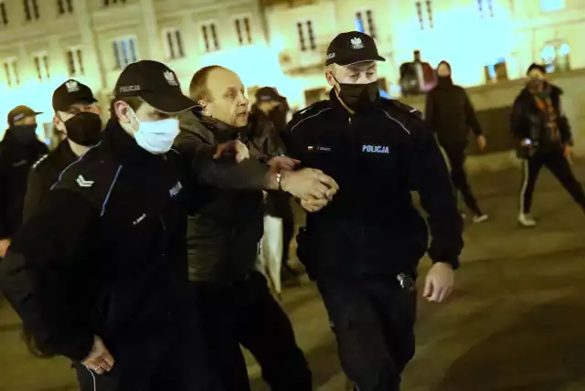 Policja w Piotrkowie tłumaczy siłowe legitymowanie na Rynku Trybunalskim podczas akcji Strajku Kobiet