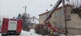Strażacy ze Zduńskiej Woli znów gasili pożar sadzy w kominie ZDJĘCIA