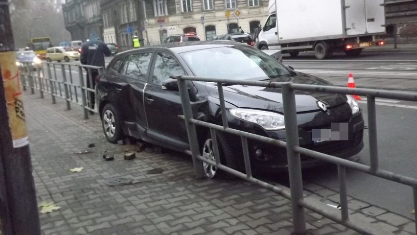 Wrocław: Zderzenie BMW i renault na Podwalu (ZDJĘCIA)