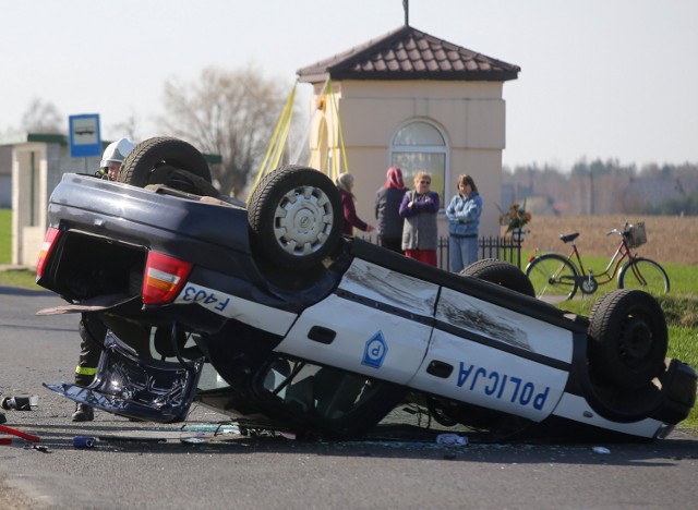 Policyjny opel astra zderzył się z peugeotem 306