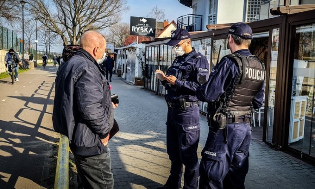 2 300 wykroczeń i 1 300 mandatów w weekend, 10-11.04.2021 r. na Pomorzu za nieprzestrzeganie obostrzeń