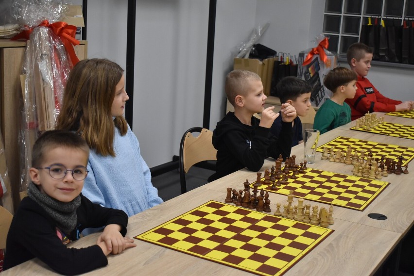 Sekcja szachowa zamknęła rok. Dzieci otrzymały upominki i rozegrały drużynową partię