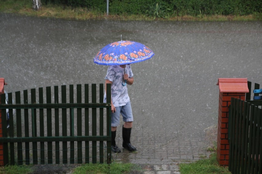 Deszczówka zalała ul. Akacjową w Bobowicku.