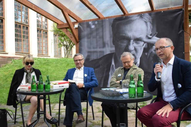 Kingą Strzelecką-Pilch, Jerzy Baczyński, Bronisław Maj i Bartłomiej Zapała podczas spotkania w Pałacyku.