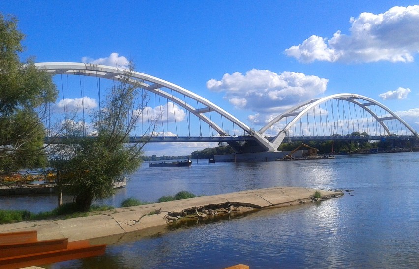 Spojrzenie na most z przedmiescia Jakubskiego