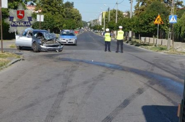 Policjanci, którzy pojechali na miejsce ustali, że kierujący samochodem marki Opel Signum, 32- letni mieszkaniec Chełma, najechał na tył autobusu marki Mercedes, którym kierował 36- letni mieszkaniec Wojsławic.