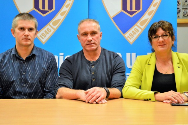 Od lewej: Paweł Kram (Oświęcimski Sport), Jirzi Szejba (nowy trener Unii) i Bożena Fraś (prezes TH Unia Oświęcim)