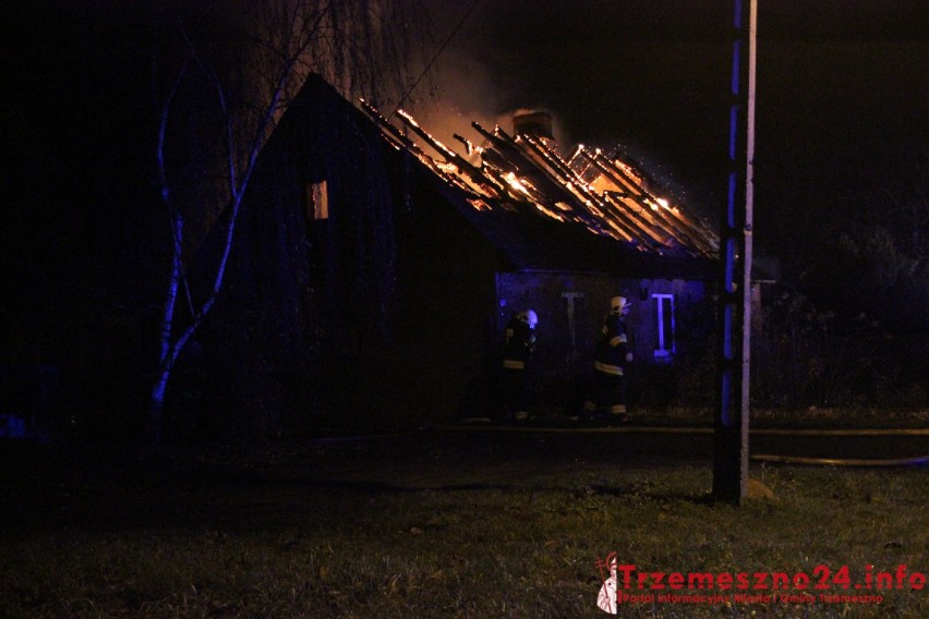 Groźny pożar domu w Wydartowie. W akcji gaśniczej udział wzięło osiem jednostek straży pożarnej