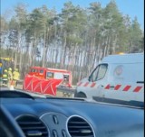 Wypadek na Zachodniej Obwodnicy Poznania. Na drodze S11 w Dąbrowie ciężarówka śmiertelnie potrąciła pracownika służby drogowej. Lądował LPR