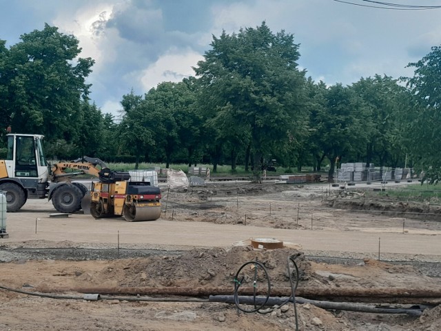 W tym miesiącu ma zakończyć się budowa połowy ronda na ul. Getta Żydowskiego w Zduńskiej Woli. To ważna część modernizacji zduńskowolskiej obwodnicy, czyli ulicy Łódzkiej w ciągu drogi wojewódzkiej 482.