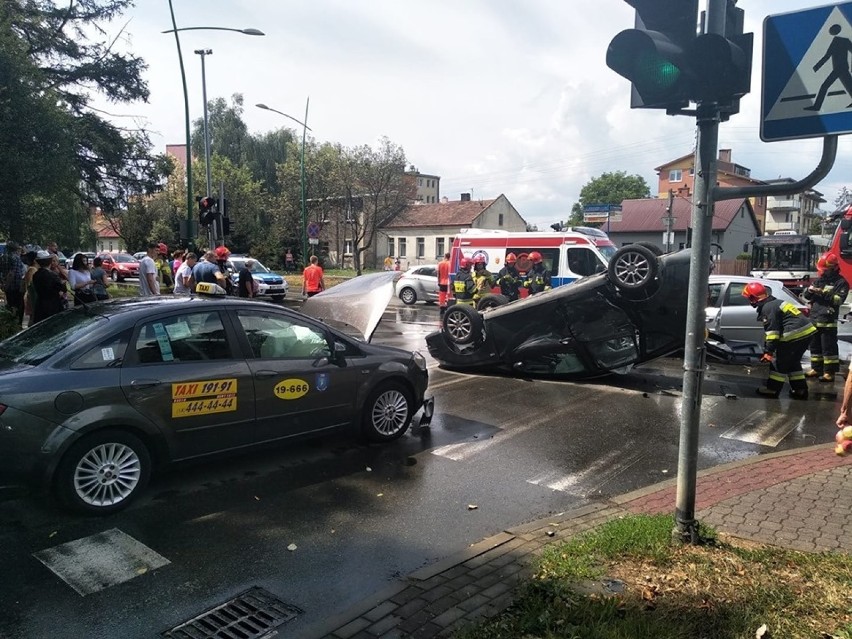 Zderzyły się trzy samochody osobowe, jeden z nich dachował