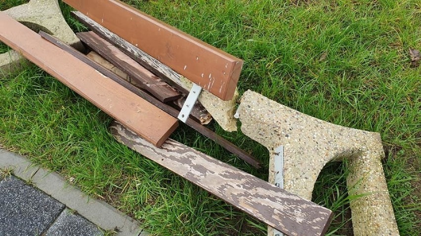 Chuligani zniszczyli ławki i tablice na placu rekreacyjnym. Wandali szuka policja. Pomóżmy ich złapać (zdjęcia)