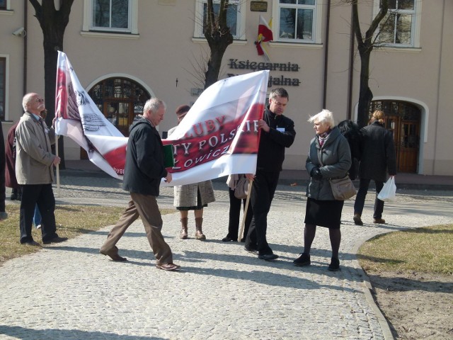 Manifestację zorganizowali członkowie nowo powstałego Klubu Gazety Polskiej. - Telewizja Trwam, to jedyne tego typu medium, które mówi prawdę, a do tego propaguje wartości chrześcijańskie &#8211; twierdzi jeden z uczestników protestu Janusz Dyl z Łowicza.

Zebrani pod pomnikiem Synom Ziemi Łowickiej nie kryli oburzenia decyzją władz Łowicza. Julian Polak poprosił Radę Miejską w Łowiczu o poparcie starań ojca Tadeusza Rydzyka w sprawie uzyskania koncesji dla jego telewizji. Radni większością głosów uznali jednak, że temat ten jest poza kompetencjami tego organu.

Manifestację obstawiały dwa policyjne radiowozy, a funkcjonariusze dokumentowali fotograficznie jej przebieg.