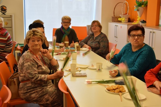 Dzień Kobiet obchodzono w klubie seniora w Zduńskiej Woli. Na spotkaniu, jakie zorganizowano w świetlicy w Miejskim Domu Kultury Ratusz seniorki zostały obdarowane kwiatami.