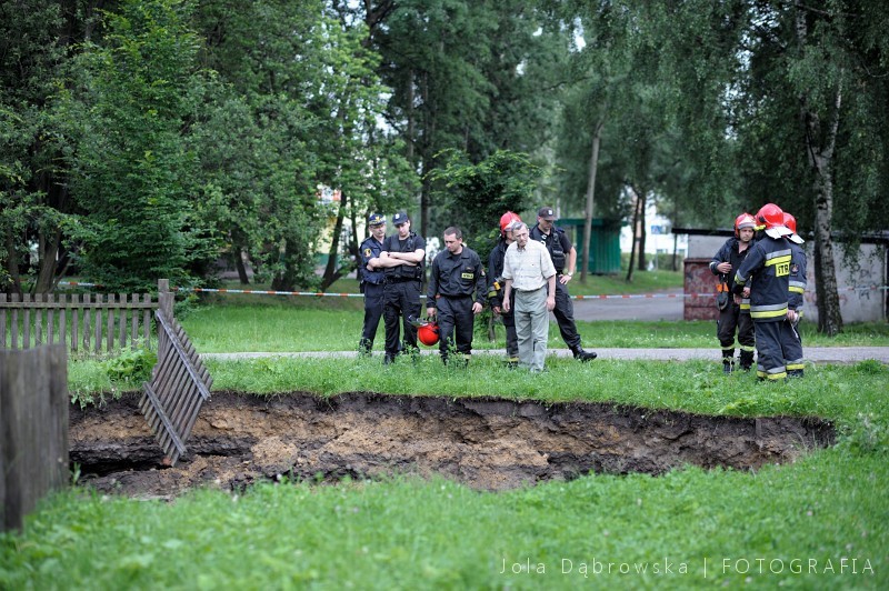 Dziura w Sosnowcu. Zapadła się ziemia na placu zabaw [ZDJĘCIA]