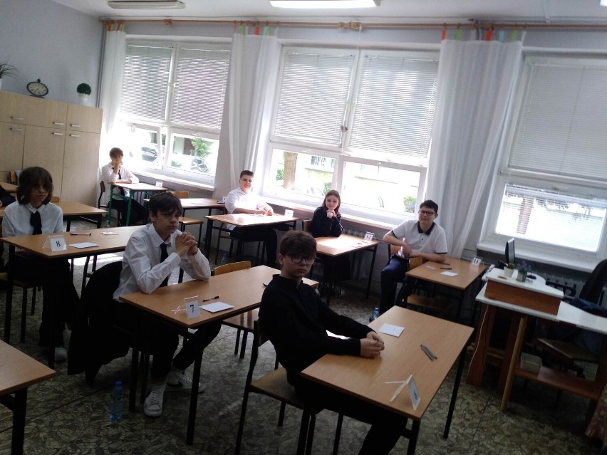 Ósmoklasiści przystąpili do egzaminu z języka Polskiego. Wynik zdecyduje o ich przyszłej szkole [FOTO]
