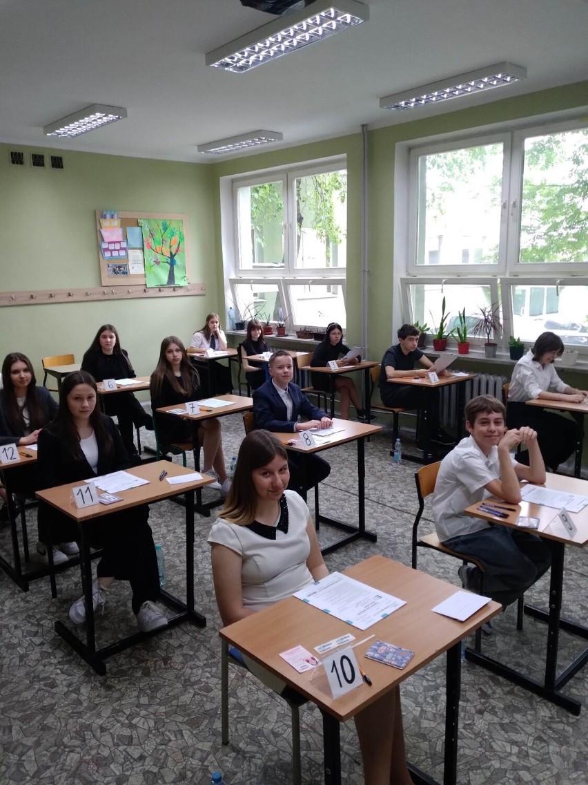 Ósmoklasiści przystąpili do egzaminu z języka Polskiego. Wynik zdecyduje o ich przyszłej szkole [FOTO]