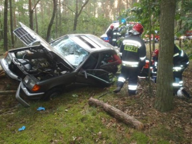 Śmiertelny wypadek w Tarnowej miał miejsce 6 lipca około 5.50 na drodze powiatowej nr 2904 w Pyzdrach. Mercedes 124 uderzył w drzewo. 68-latek, mieszkaniec Poznania zmarł. 

CZYTAJ WIĘCEJ: Śmiertelny wypadek w Tarnowej 