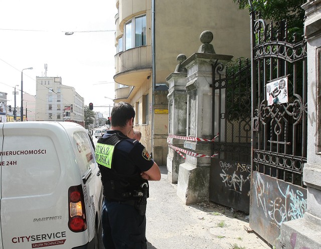 27 lipca skradziono furtkę do bramy wjazdowej pałacu Kellera w Łodzi. Policjanci odzyskali zabytek. Za kradzież obiektów cennych dla kultury grozi do 10 lat pozbawienia wolności