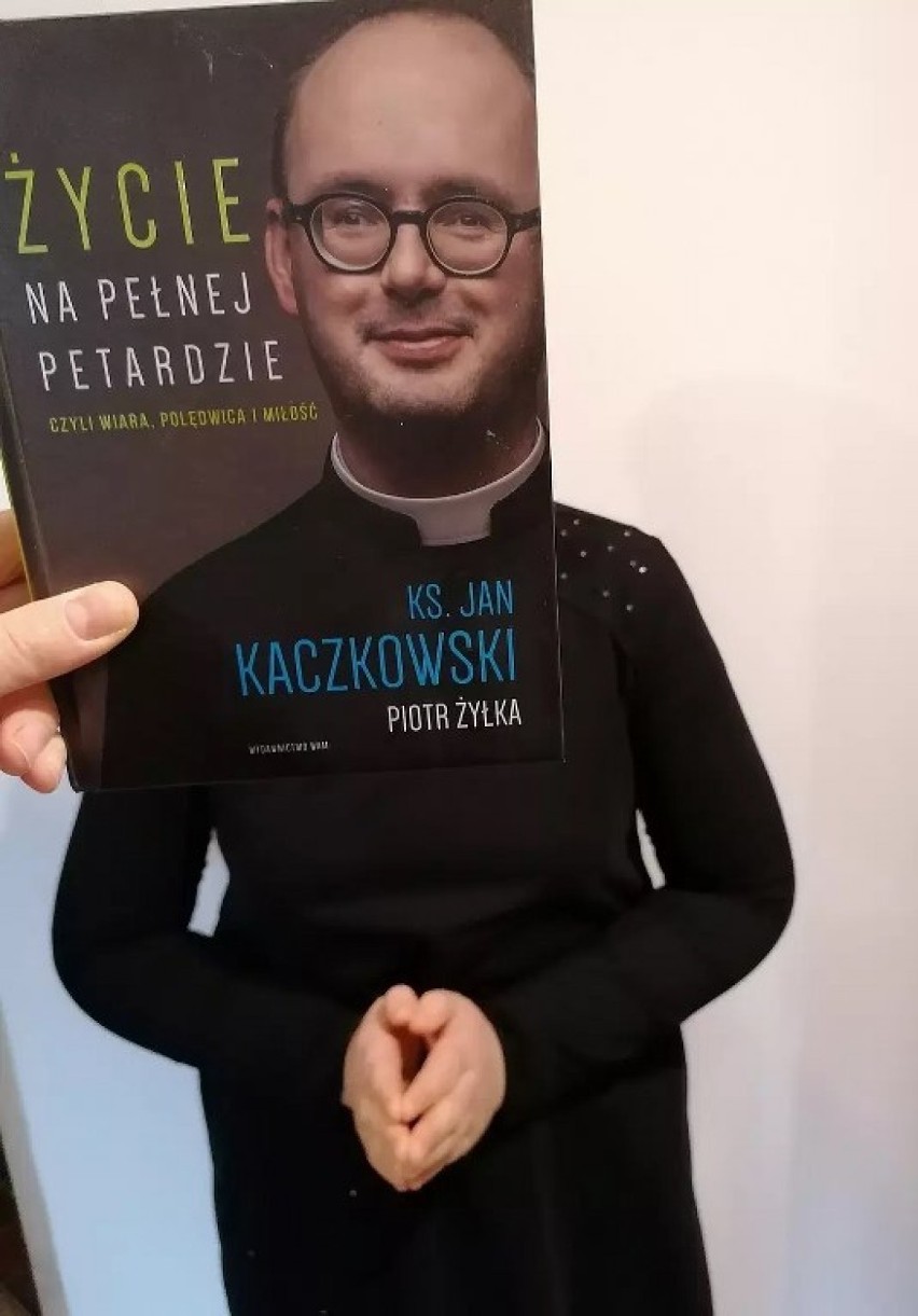 Uczniowie szkoły w Glince przyłączyli się do akcji Sleeveface, czyli ubierz się w książkę! Stworzyli fantastyczne zdjęcia