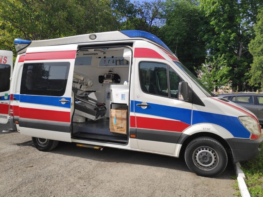 Przekazanie ambulansu przez Fundacje Bajtel do szpitala dla...