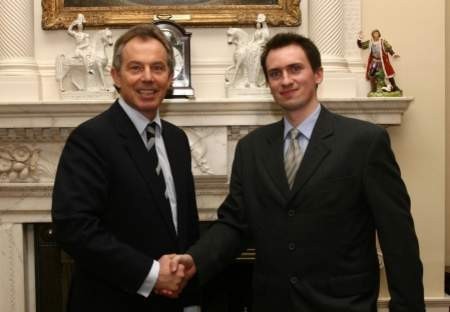 Maciej Klemm miał okazję uścisnąć dłoń Tony'ego Blaira. FOT. ARCHIWUM MACIEJA KLEMMA