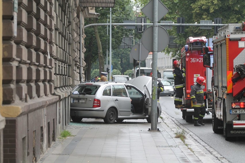 Wypadek autobusu MPK i trzech osobówek w centrum Legnicy [ZDJĘCIA]