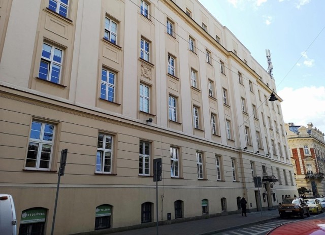 Pomnik przylegałby do fasady Domu Akademickiego "Bratniak" na rogu ul. Jabłonowskich.