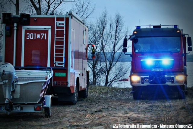 Nadal trwają poszukiwania zaginionego kajakarza, którego wywrócony kajak znaleziono na jeziorze Wolickim w sobotę, 16 grudnia.