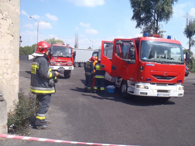 Chemikalia w Zabrzu - składowisko przy ul. Pyskowickiej. Zdjęcia zabrzańskiej komendy Państwowej Straży Pożarnej