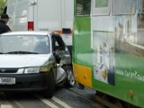 Poznań: Kolizja aut na Hlonda i wypadek tramwaju na Dąbrowskiego